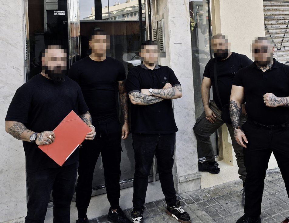 Equipo profesional de desocupación frente a un inmueble. Imagen anonimizada.